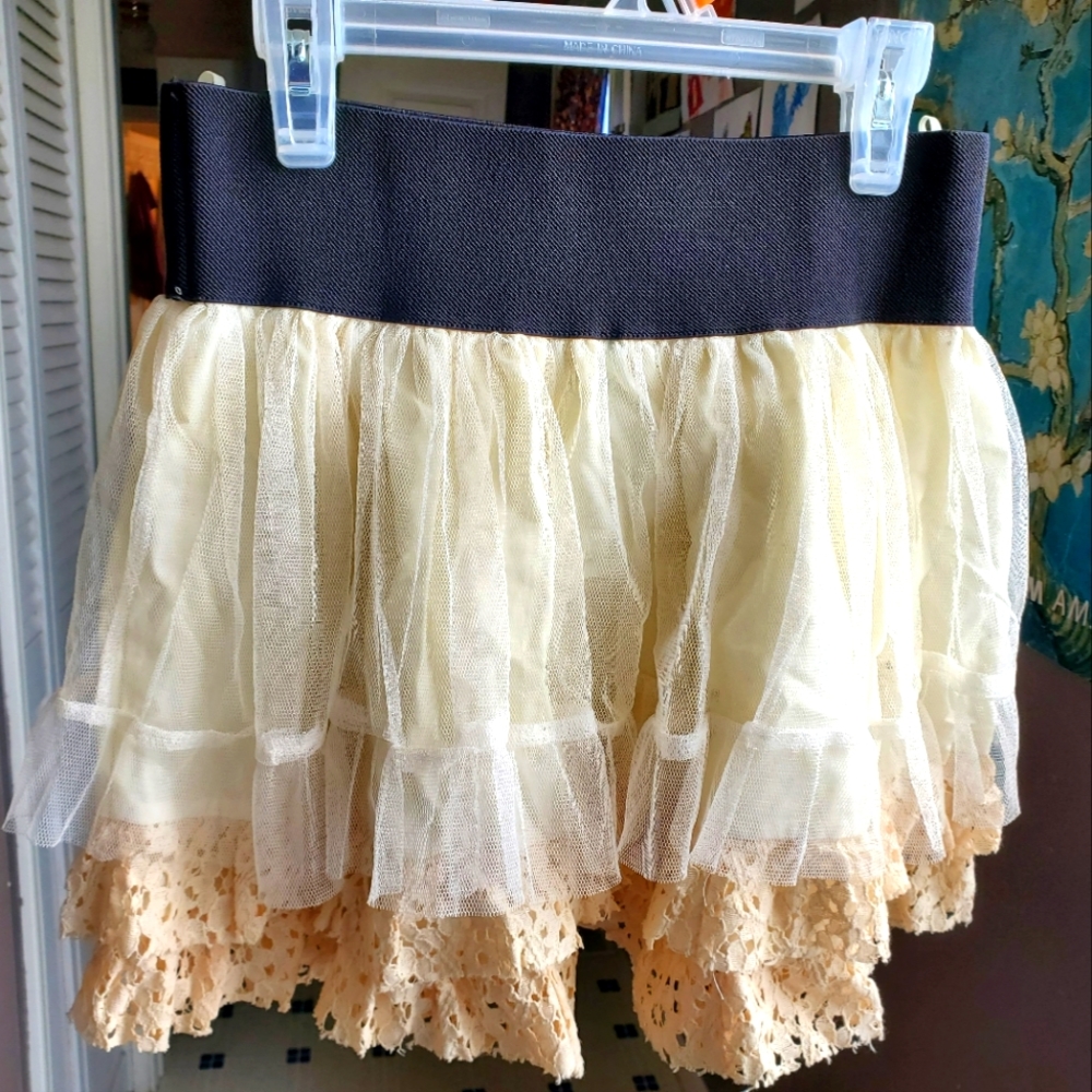 Pronto elastic waistband Mini skirt, soft layered mesh and lace size Medium
